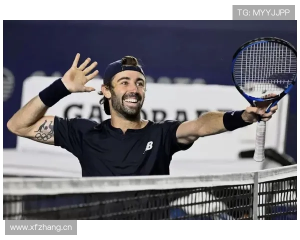 乔丹·汤普森赛后拎着菜篮子回家，手腕那块表比我一个月房租还贵