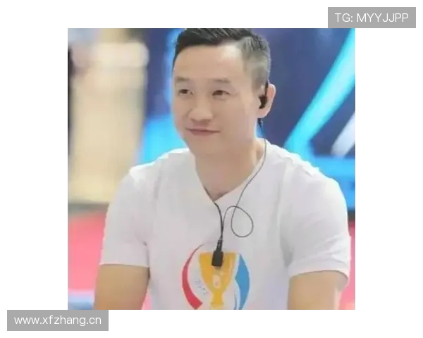 杨威戴着名表排队买烧烤，旁边大爷跟他拉家常，这反差我笑出声